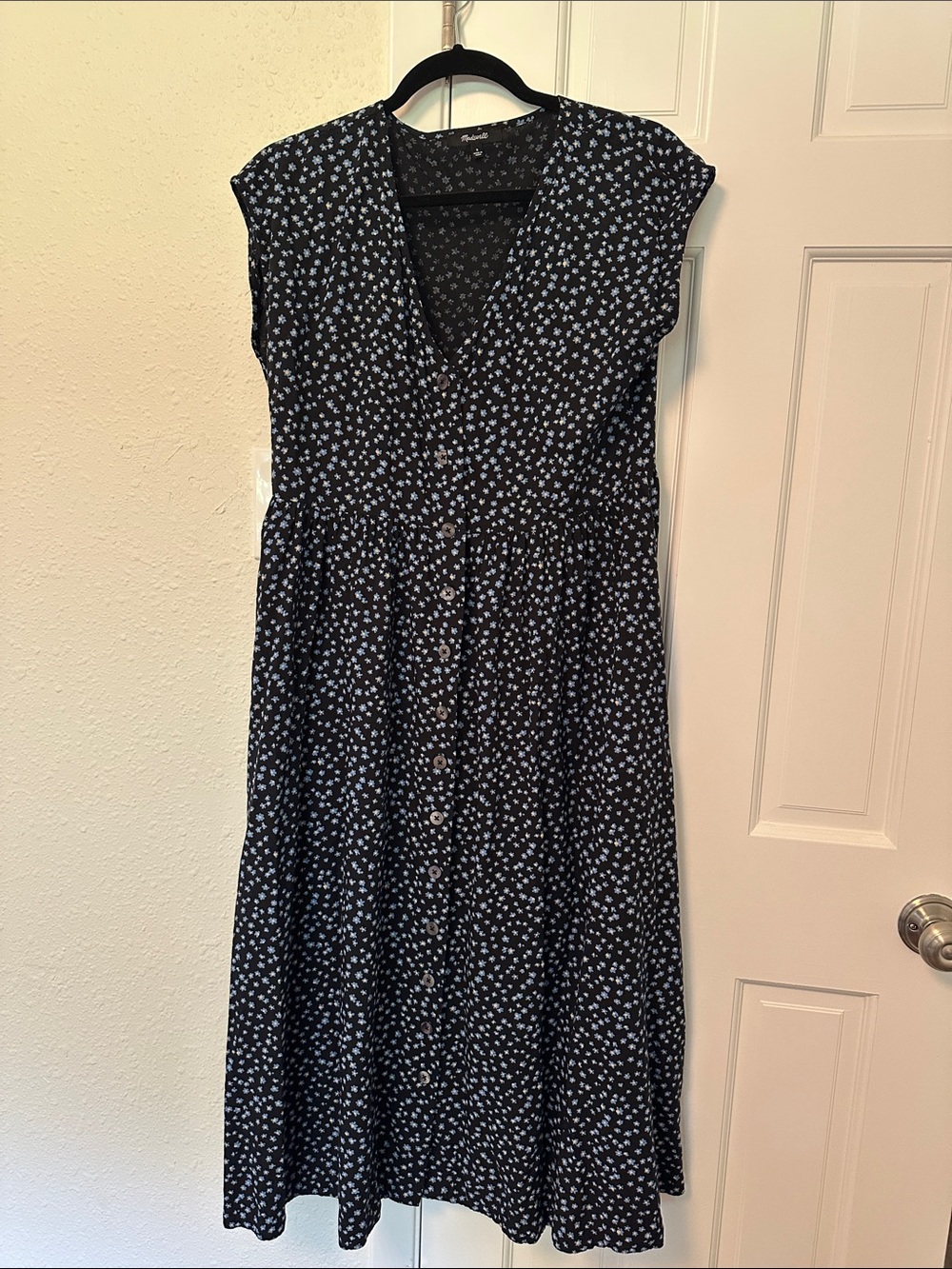 Floral Button-Front Midi Dress in Black with Blue floral print - MADEWELL